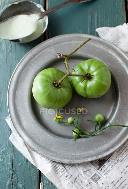 Tomates verdes en placa de metal - foto de stock