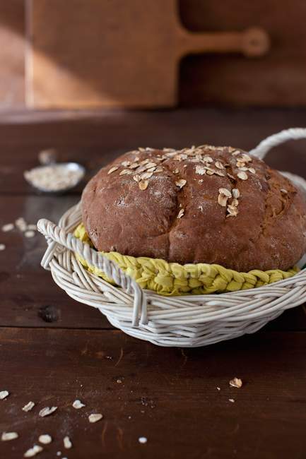 Буханка домашнего овсяного хлеба — стоковое фото