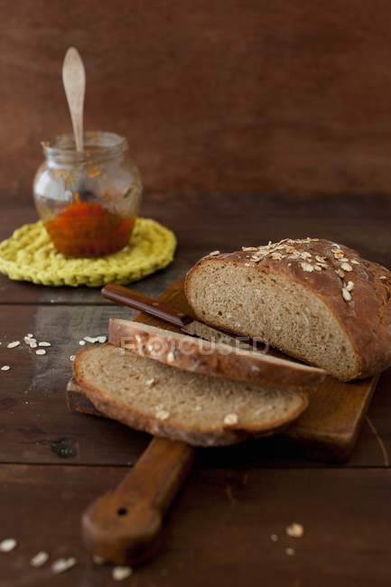 Частично нарезанный хлеб — стоковое фото