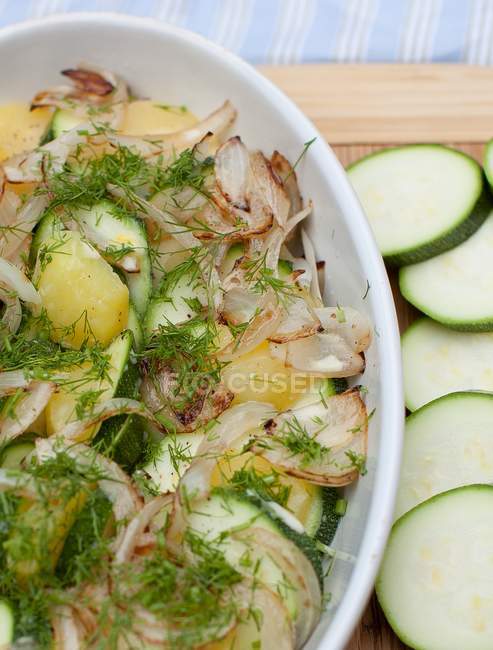 Summer Zucchini e Cebola Tian em um prato de caçarola — Fotografia de Stock