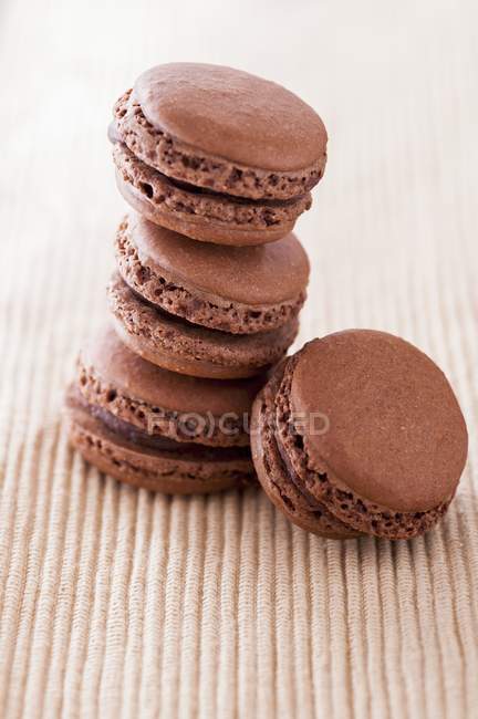 Macarrones de chocolate marrón - foto de stock
