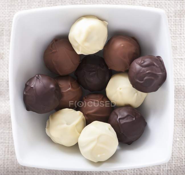 Trufas de chocolate surtidos - foto de stock