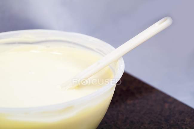 Melted white chocolate in bowl — Stock Photo