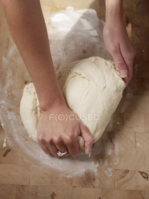 Хлебное тесто смешивают — стоковое фото