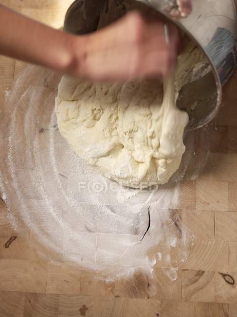 Faire du pain à la main — Photo de stock