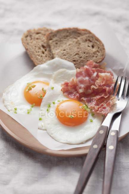 Ovos fritos com bacon e pão — Fotografia de Stock