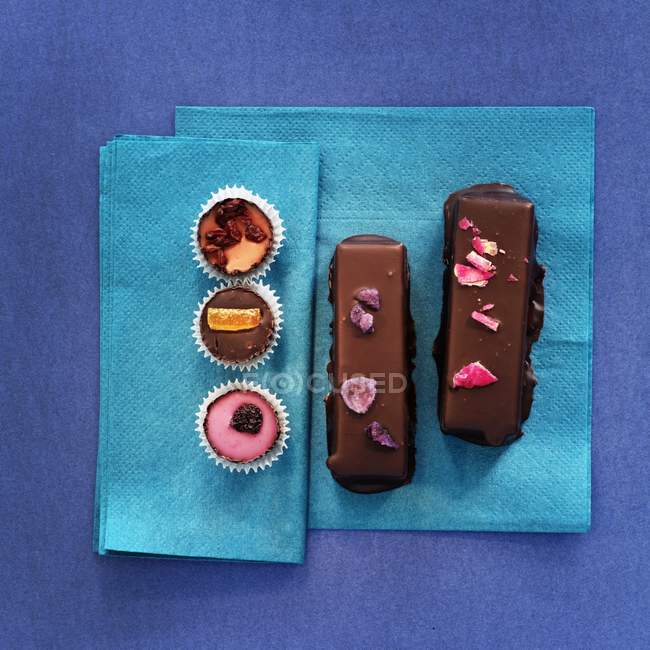 Chocolates recheados feitos à mão — Fotografia de Stock