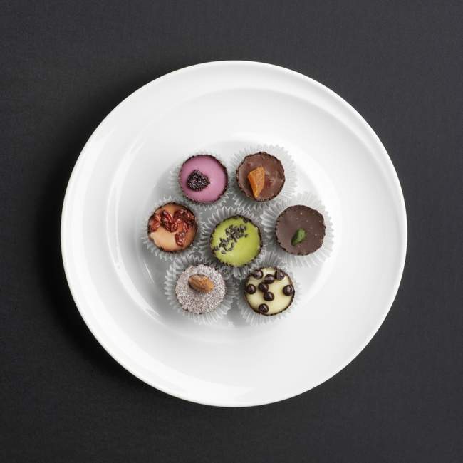 Chocolates recheados feitos à mão — Fotografia de Stock