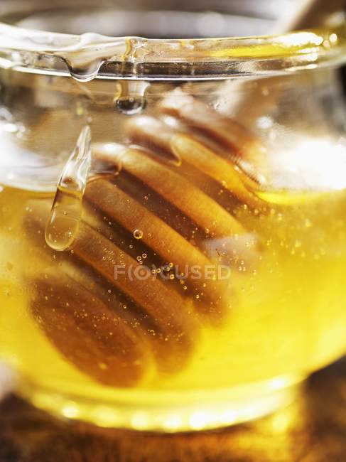 Деревянная ложка меда — стоковое фото