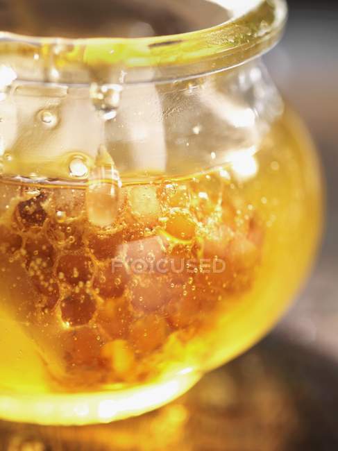 Медова суміш з медом у банці — стокове фото