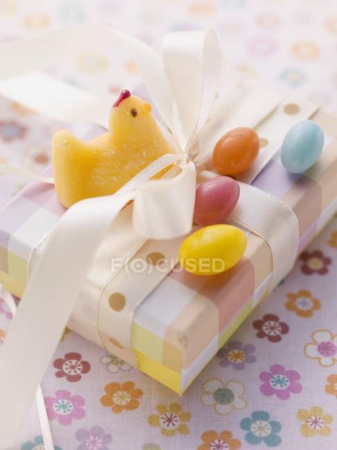 Крупный план пасхальной посылки с цыплятами и сахарными яйцами — стоковое фото