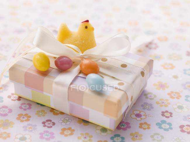 Крупный план пасхальной посылки с куриными и сахарными яйцами — стоковое фото