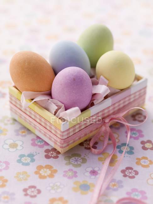 Vue rapprochée d'un colis de Pâques avec des œufs aux couleurs vives — Photo de stock