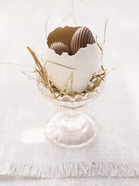 Vista close-up de ninho de Páscoa em copo de ovo com doces — Fotografia de Stock