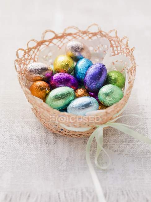 Panier de Pâques avec œufs en chocolat — Photo de stock