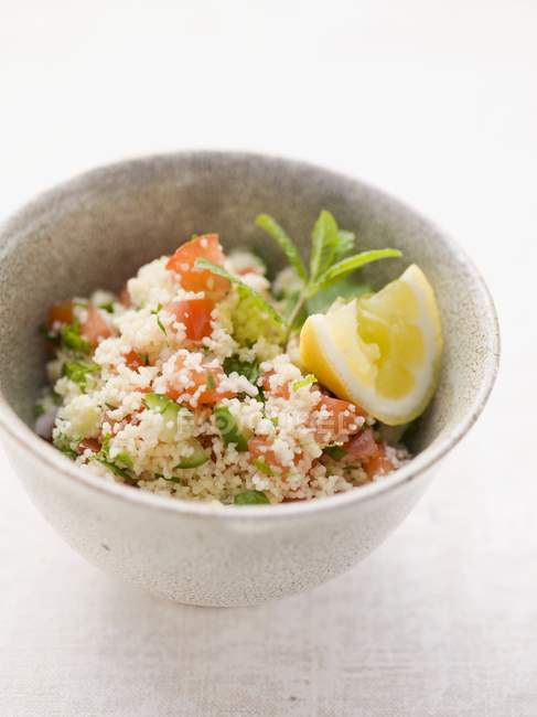 Couscous-Salat mit Tomaten — Stockfoto
