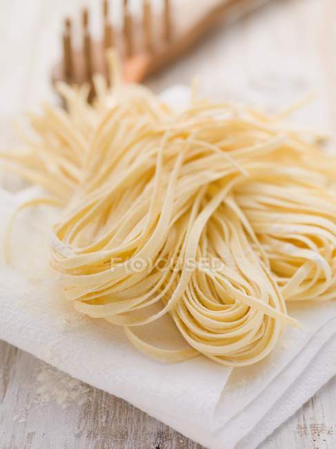 Rohe hausgemachte Linguine Pasta — Stockfoto