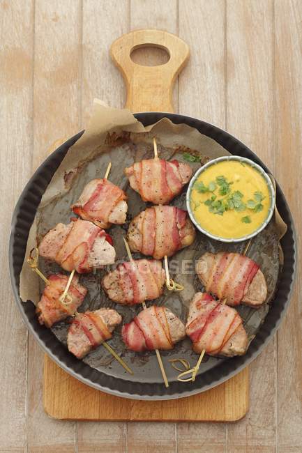 Filé de porco embrulhado em bacon — Fotografia de Stock