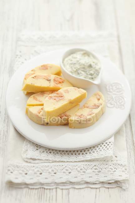 Terrina de salmón con salsa de berros - foto de stock