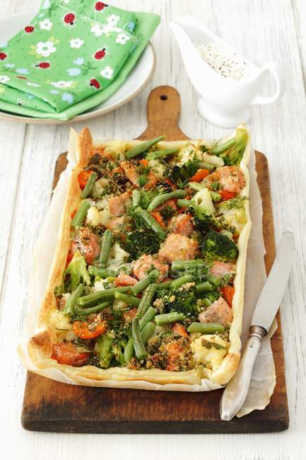 Cauliflower, broccoli, carrot and salmon tart — Stock Photo