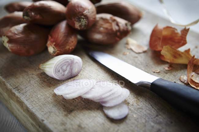 Fresh shallots with slices — Stock Photo