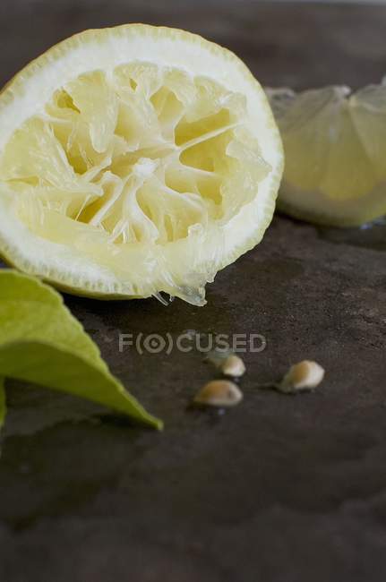 Medio limón exprimido - foto de stock