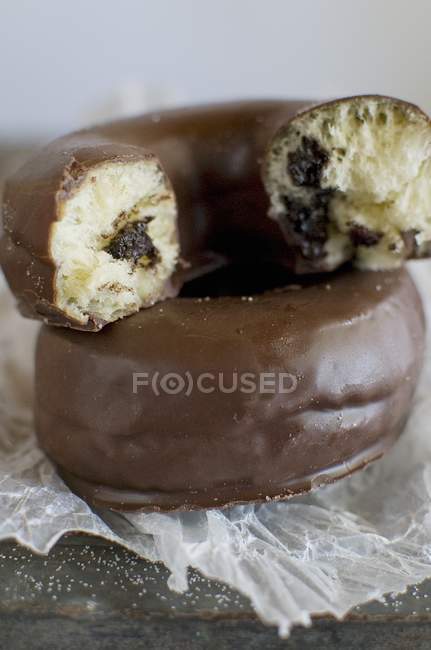 Пончики из шоколадной глазури — стоковое фото
