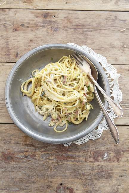 Spaghetti carbonara pasta with chicken — Stock Photo