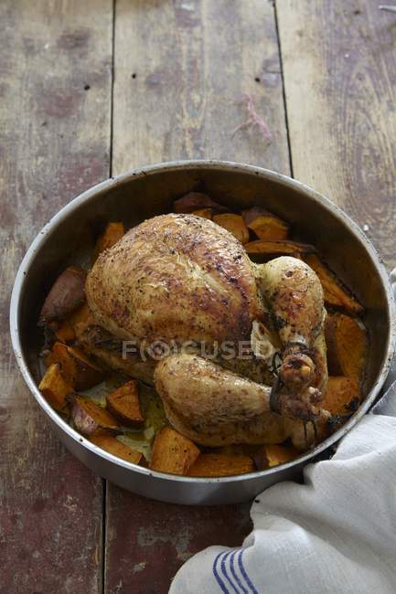 Целый жареный цыпленок с овощами — стоковое фото