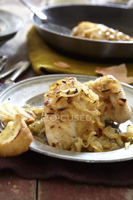 Pollo all'aglio con cipolle caramellate sul piatto — Foto stock
