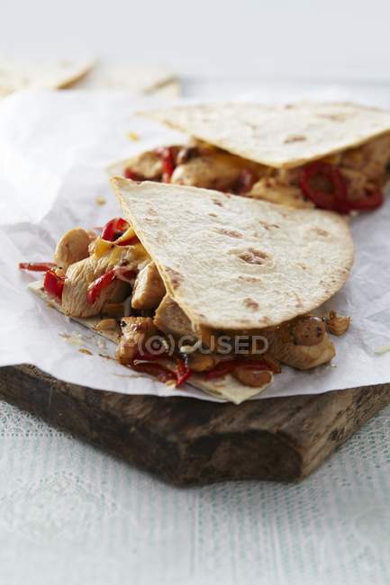 Vista close-up de Quesadillas com frango e pimentas — Fotografia de Stock
