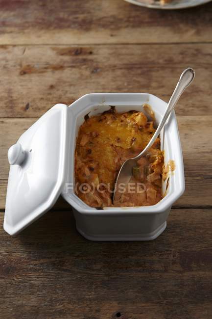 Vista sopraelevata dello stufato di pollo con cucchiaio in piatto di ceramica — Foto stock