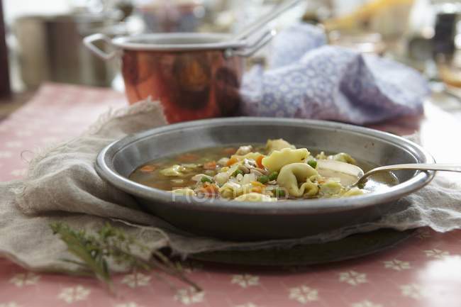 Nudelsuppe mit Tortellini und Gemüse — Stockfoto