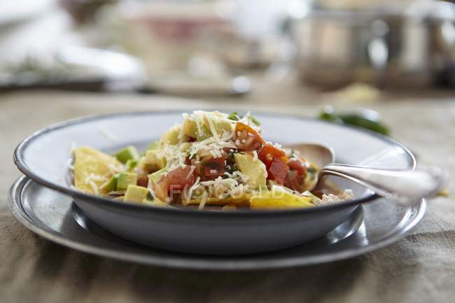 Minestra di pollo con verdure e patatine su piatto nero con cucchiaio — Foto stock