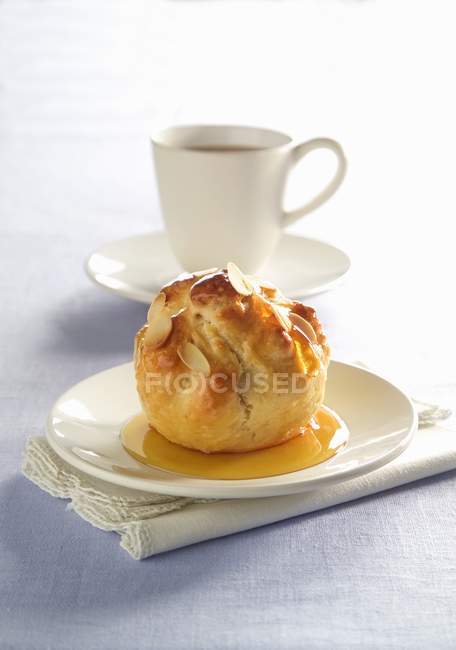 Vue rapprochée de la pomme dans la pâtisserie et tasse de café — Photo de stock