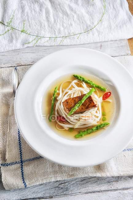 Sopa de macarrão com espargos e salmão — Fotografia de Stock
