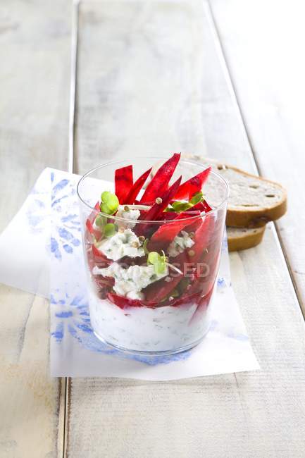 Elevated view of beetroot with Tzatziki and bread slices — Stock Photo