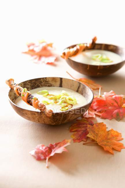 Sopa de coliflor con grissini - foto de stock