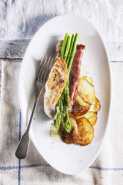 Stuffed chicken breast with duck and asparagus — Stock Photo