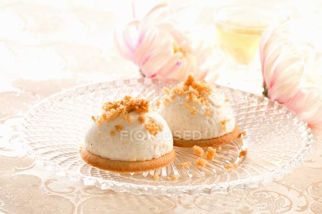 Mascarpone mousse on a biscuit base — Stock Photo