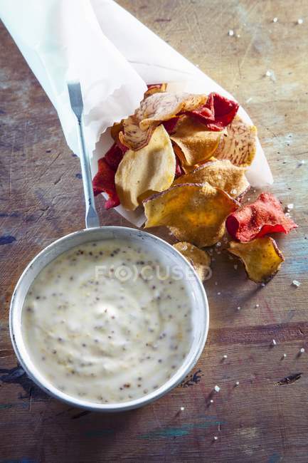 Mustard dip with vegetable crisps — Stock Photo