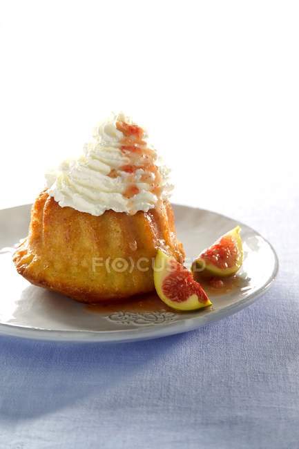 Closeup view of rum baba with cream and figs — Stock Photo