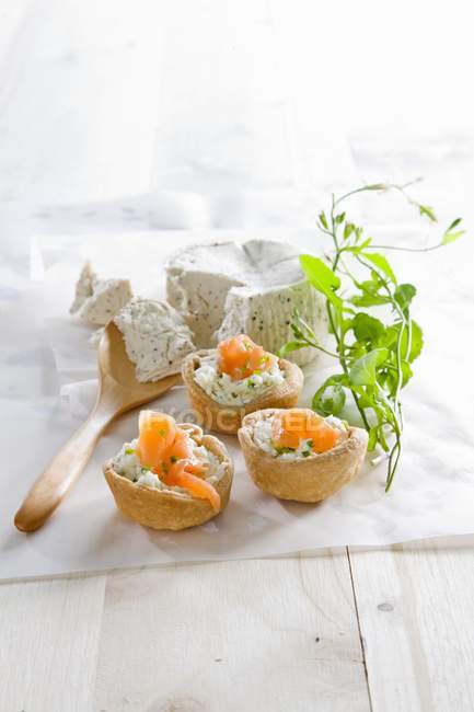 Mini quiche con formaggio e salmone — Foto stock