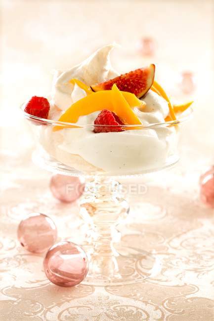 Vanillemousse mit Früchten — Stockfoto