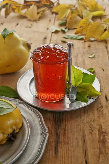 Geléia de marmelo em vidro na placa de estanho — Fotografia de Stock