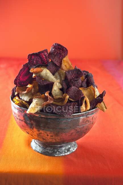 Овощные чипсы в серебряной чаше — стоковое фото