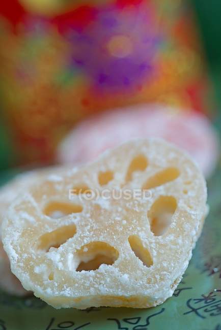 Vista close-up de fatia de raiz de lótus açucarada — Fotografia de Stock