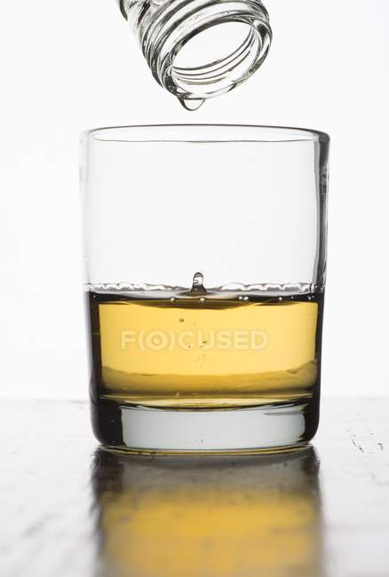 La última gota de whisky - foto de stock