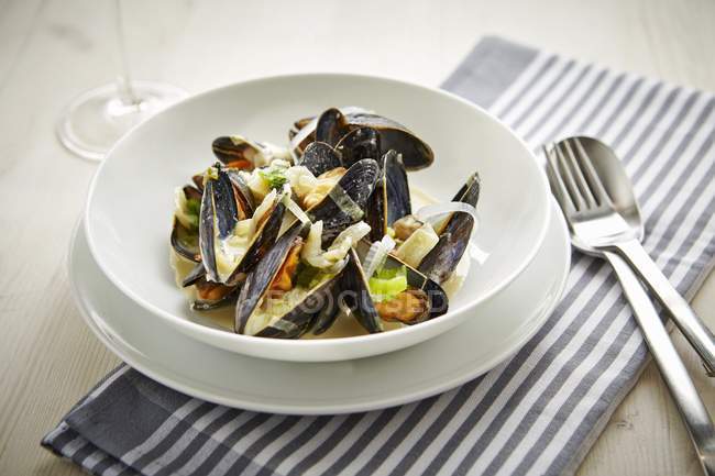 Mussels in garlic sauce — Stock Photo