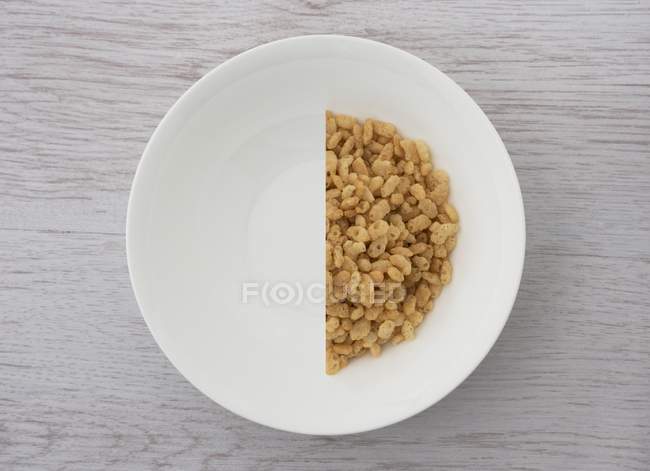 Porción reducida a la mitad del cereal - foto de stock